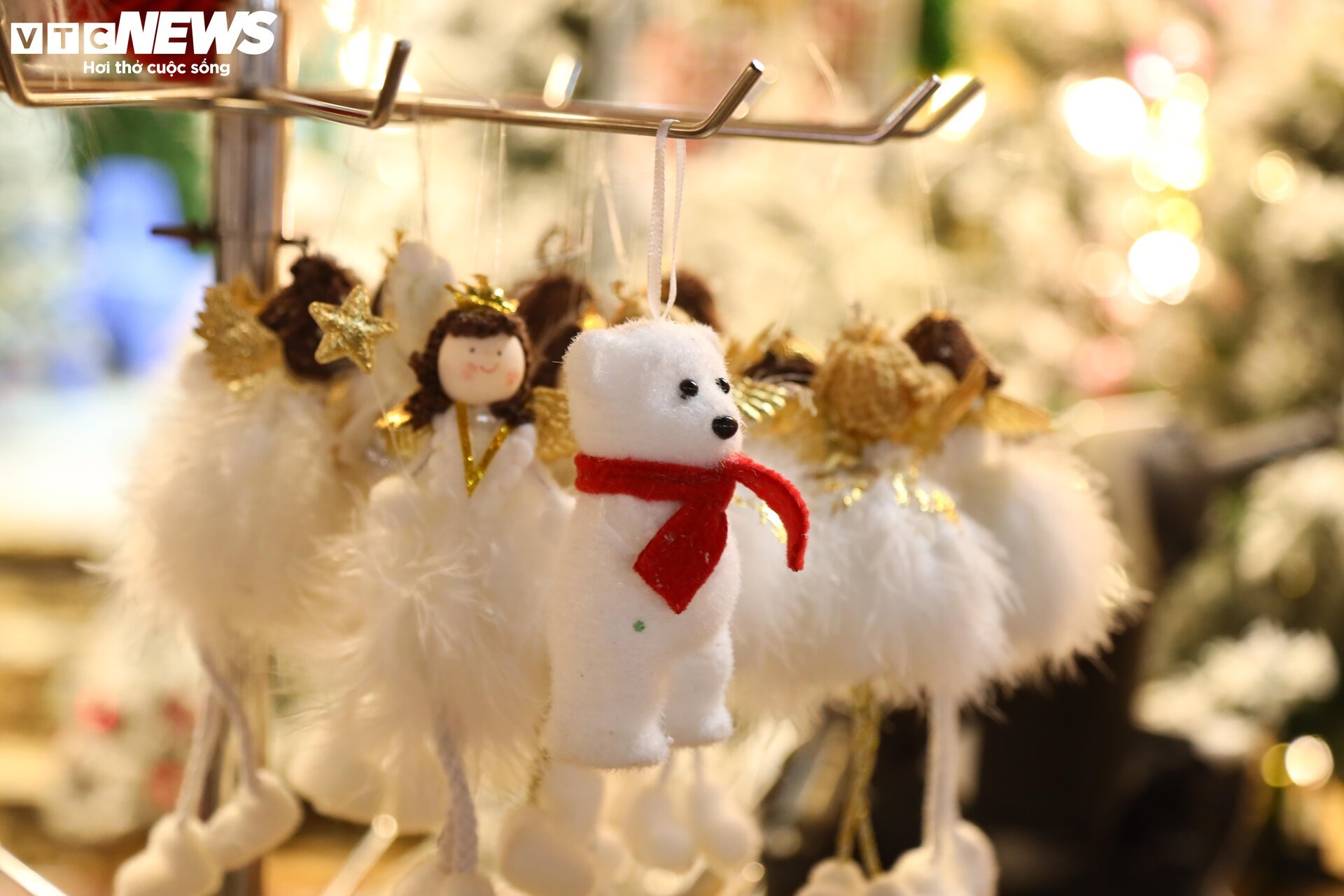 Khách xem nhiều hơn mua, thị trường đồ trang trí Giáng sinh ở Hà Nội 'cảm lạnh' - Ảnh 6.