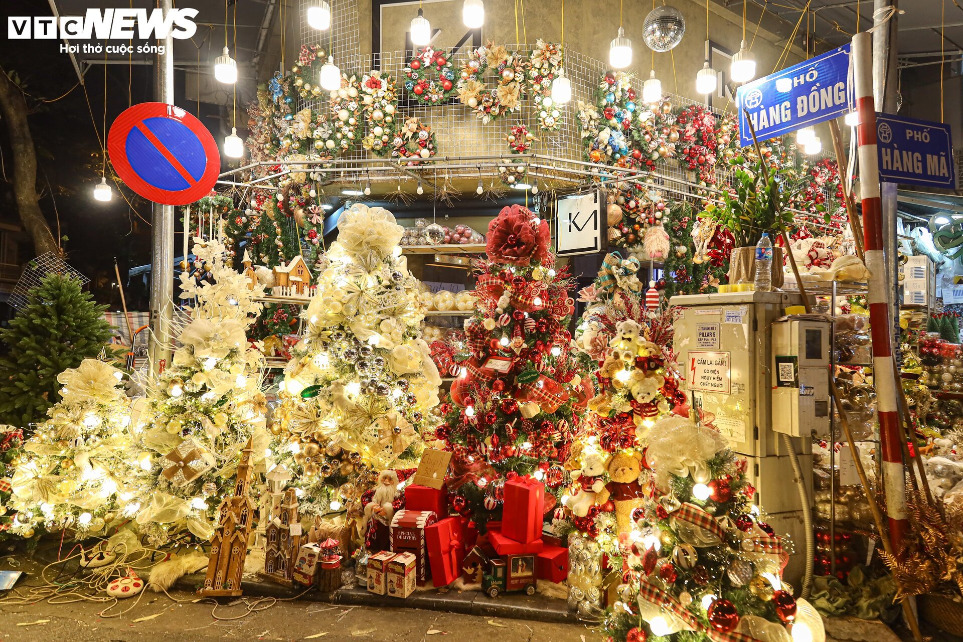 Khách xem nhiều hơn mua, thị trường đồ trang trí Giáng sinh ở Hà Nội 'cảm lạnh' - Ảnh 10.
