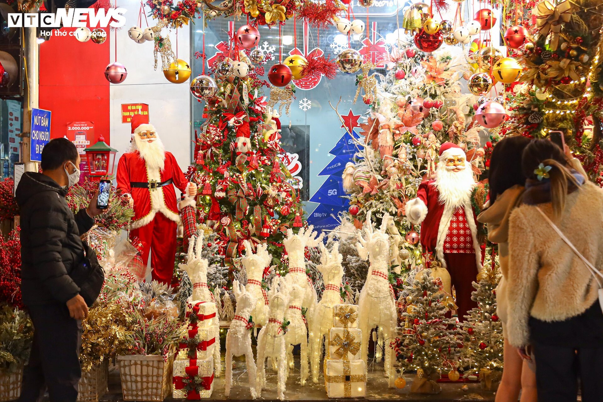 Khách xem nhiều hơn mua, thị trường đồ trang trí Giáng sinh ở Hà Nội 'cảm lạnh' - Ảnh 17.