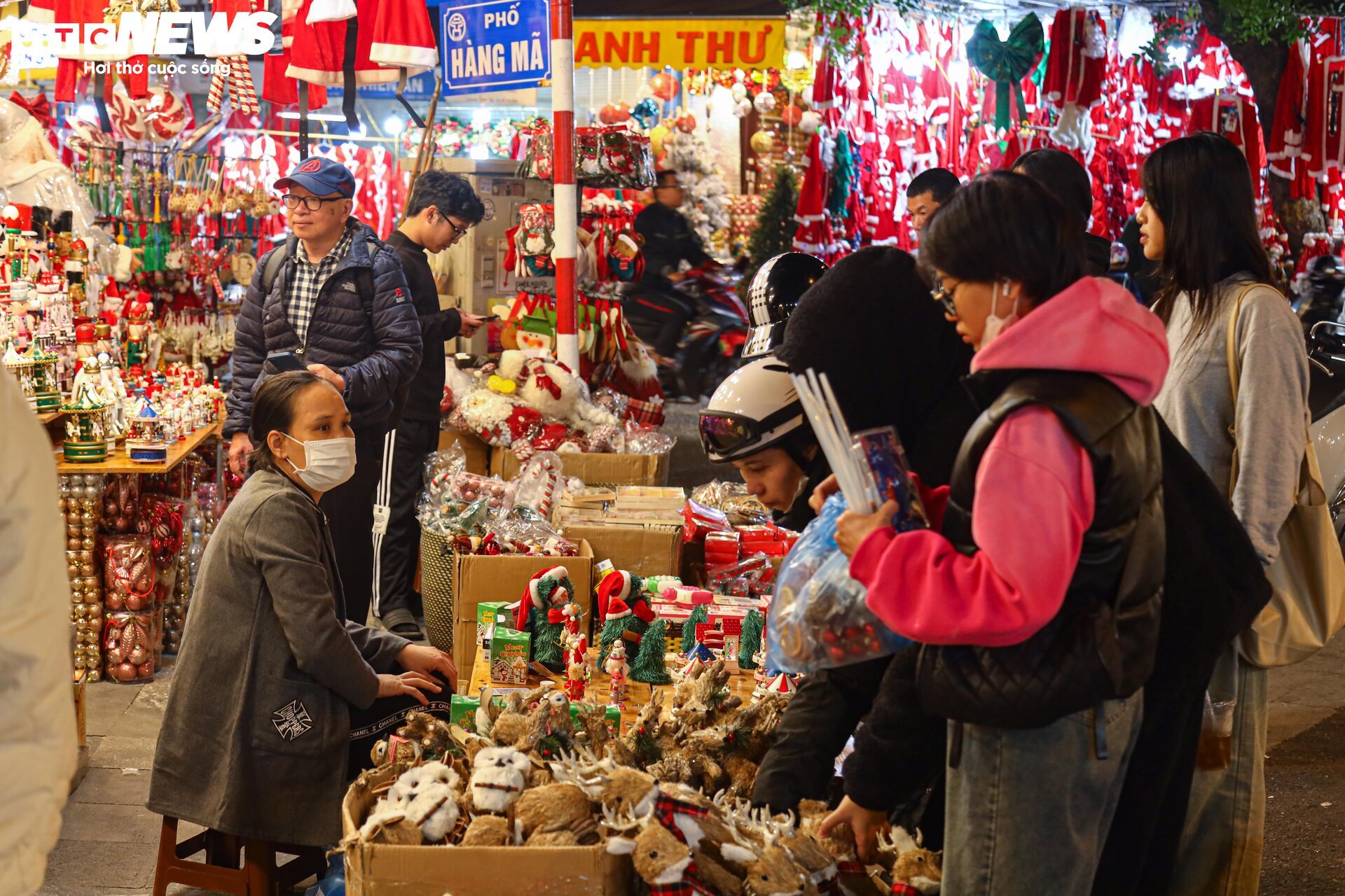 Khách xem nhiều hơn mua, thị trường đồ trang trí Giáng sinh ở Hà Nội 'cảm lạnh' - Ảnh 13.