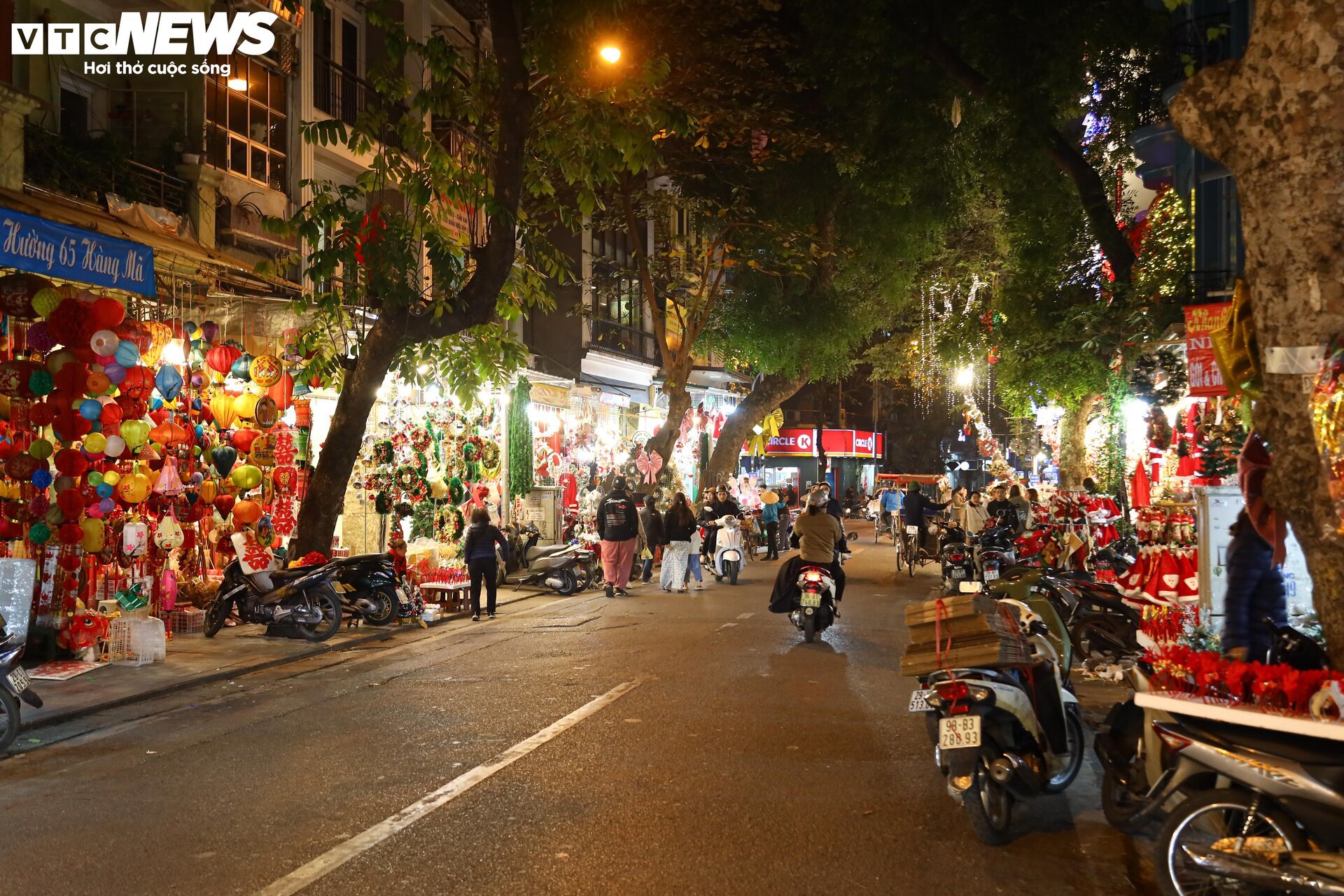 Khách xem nhiều hơn mua, thị trường đồ trang trí Giáng sinh ở Hà Nội 'cảm lạnh' - Ảnh 19.
