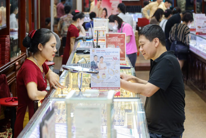 Người mua vàng sau 1 tuần lãi hơn 1 triệu đồng/lượng - Ảnh 1.