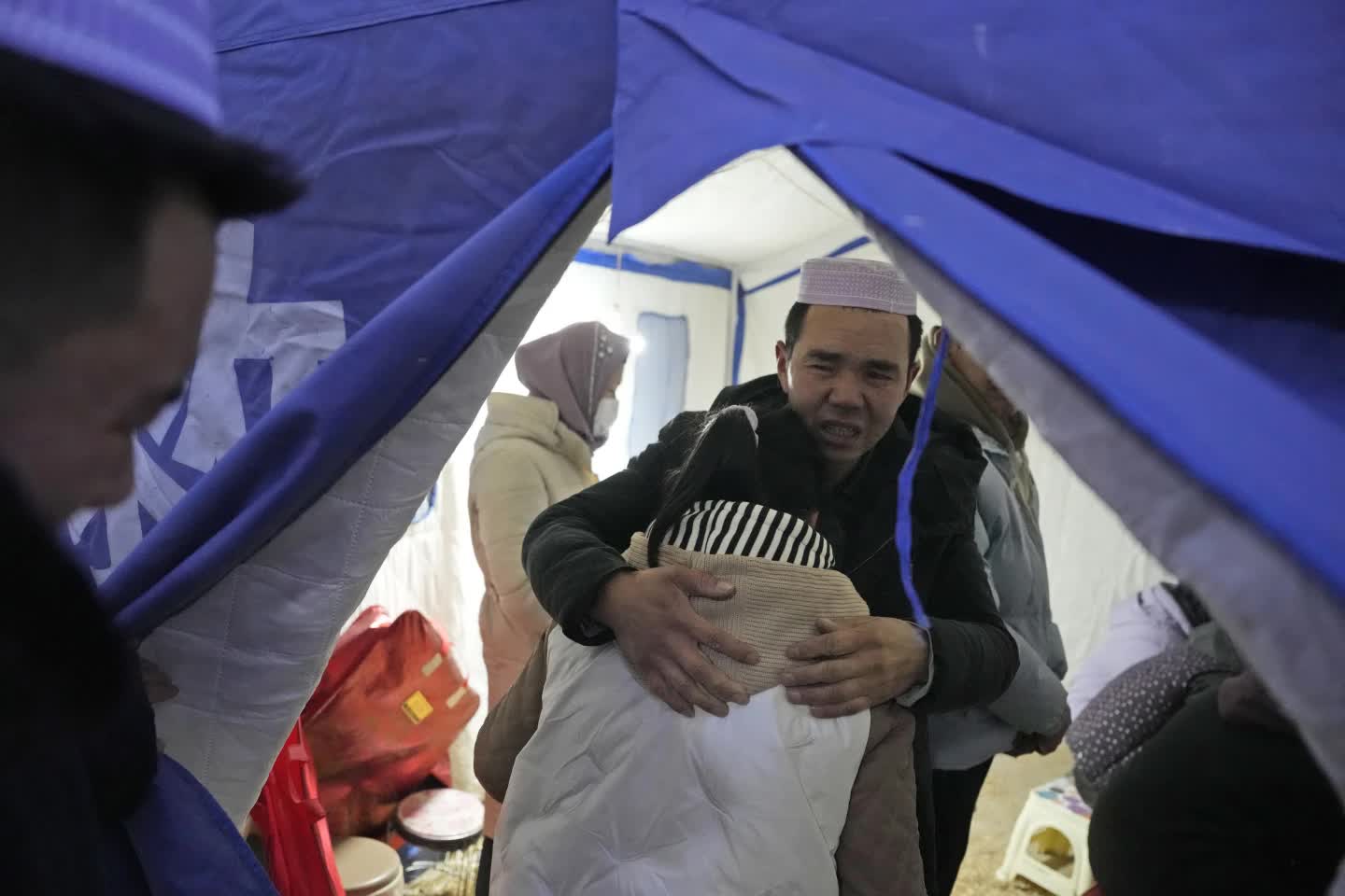 Toàn cảnh thảm họa động đất tại Trung Quốc: Rung chuyển tỉnh Cam Túc dưới cái lạnh -14 độ, ít nhất 831 người thương vong- Ảnh 9.