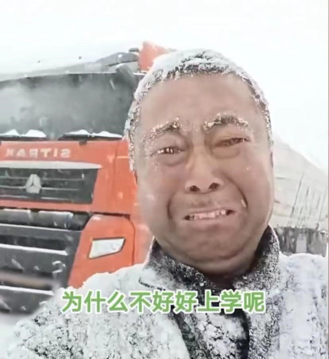 Lái xe vào vùng bão tuyết nguy hiểm, tài xế xe tải bật khóc nức nở vì bất lực, nói ra 1 điều hối hận khiến dân mạng chạnh lòng - Ảnh 1.