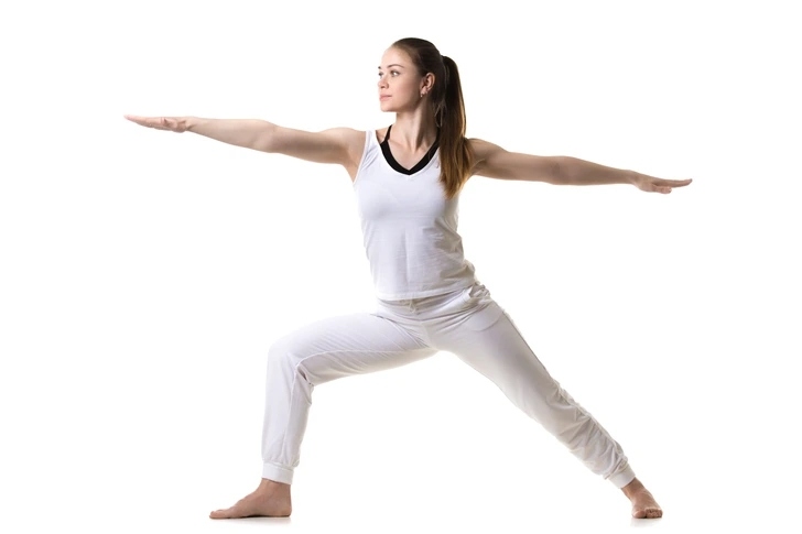 7 tư thế yoga &quot;siêu hiệu quả&quot; để chị em có vòng một đẹp - Ảnh 1.