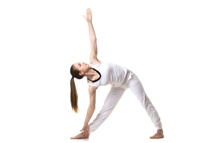 7 tư thế yoga &quot;siêu hiệu quả&quot; để chị em có vòng một đẹp - Ảnh 2.