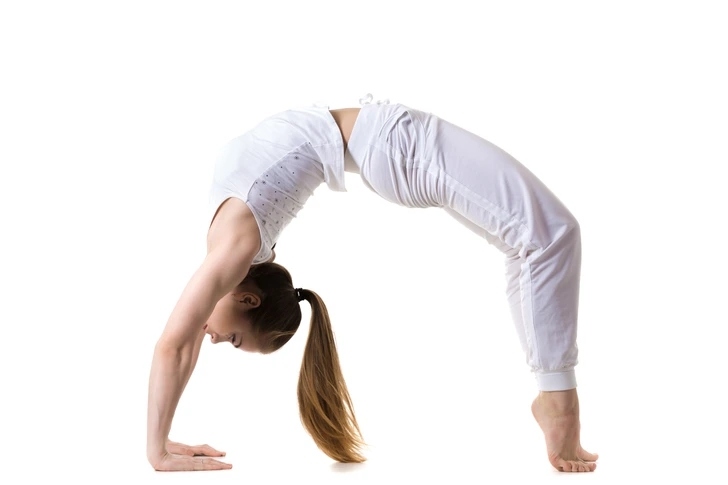 7 tư thế yoga &quot;siêu hiệu quả&quot; để chị em có vòng một đẹp - Ảnh 5.