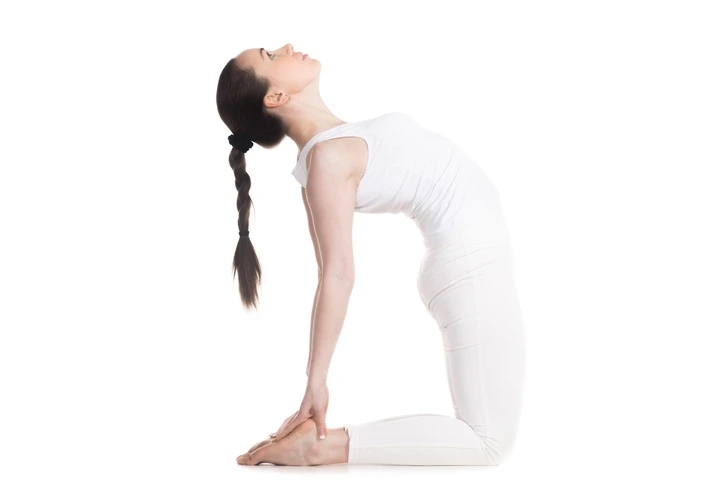 7 tư thế yoga &quot;siêu hiệu quả&quot; để chị em có vòng một đẹp - Ảnh 7.