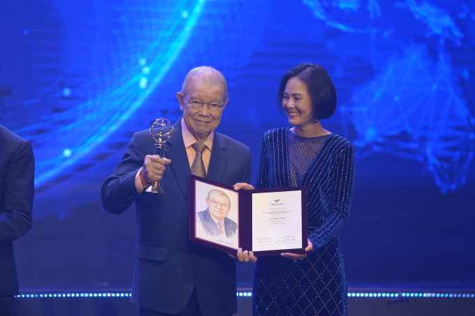 Nữ giáo sư gây ấn tượng với thần thái nổi bật tại Lễ trao VinFuture 2023 là ai? - Ảnh 1. Nữ giáo sư gây ấn tượng với thần thái nổi bật tại Lễ trao VinFuture 2023 là ai? - Ảnh 1.