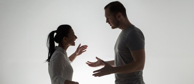 6 bước ứng ph&oacute; người chồng hay qu&aacute;t mắng - Ảnh 1.