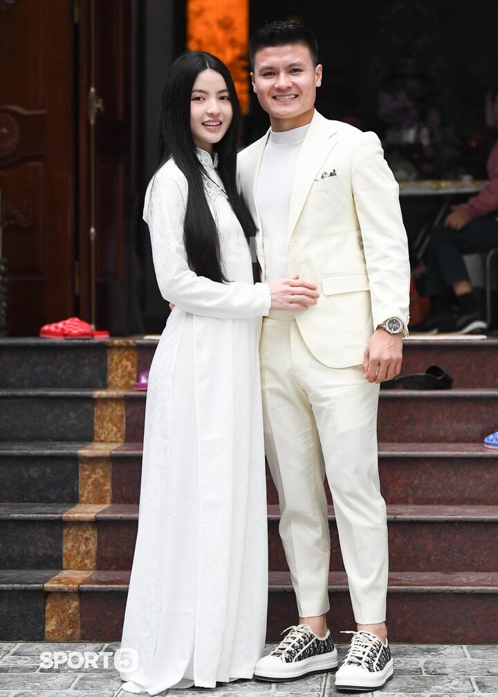 Loạt khoảnh khắc 'tình bể bình' của Quang Hải và vợ sắp cưới - Ảnh 1.