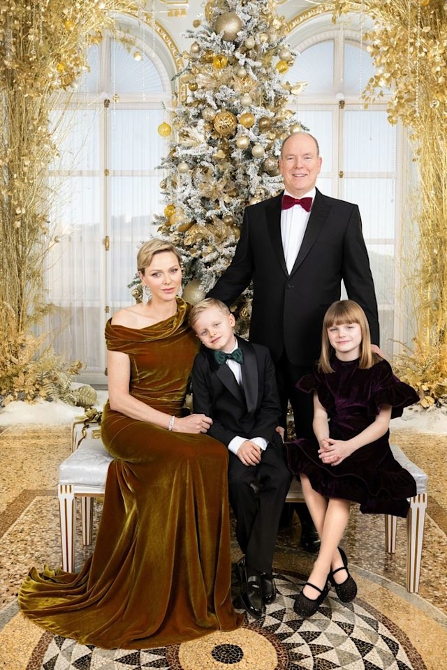 Chùm ảnh thiệp Giáng sinh các gia đình hoàng gia thế giới, &quot;công chúa xinh đẹp nhất châu Âu&quot; tỏa sáng, hoàng tử Hy Lạp điển trai rạng ngời - Ảnh 6.