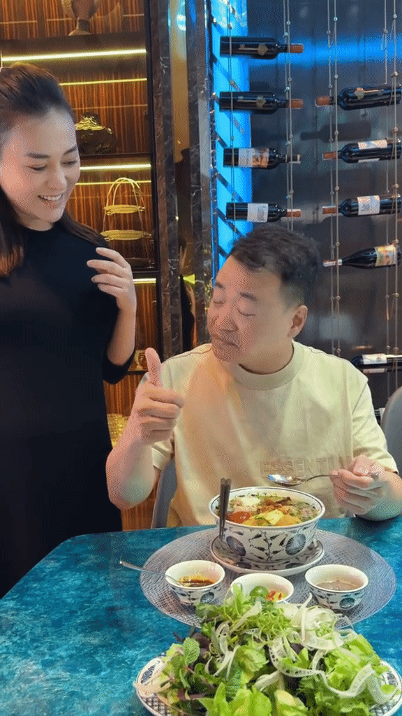 Bụng bầu to phải kê ghế để nấu ăn cho Shark Bình, Phương Oanh vẫn vui vẻ và tiết lộ luôn tình hình song thai- Ảnh 7.