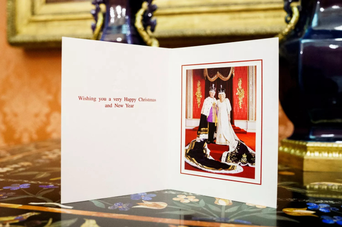 Chùm ảnh thiệp Giáng sinh các gia đình hoàng gia thế giới, &quot;công chúa xinh đẹp nhất châu Âu&quot; tỏa sáng, hoàng tử Hy Lạp điển trai rạng ngời - Ảnh 1.