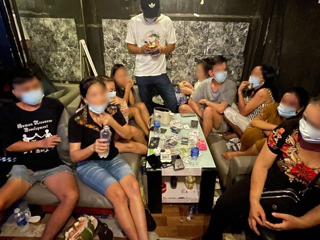Đột kích sòng bạc quy tụ nhiều "quý bà" ở phố tây Bùi Viện - Ảnh 1. Đột kích sòng bạc quy tụ nhiều "quý bà" ở phố tây Bùi Viện - Ảnh 1.
