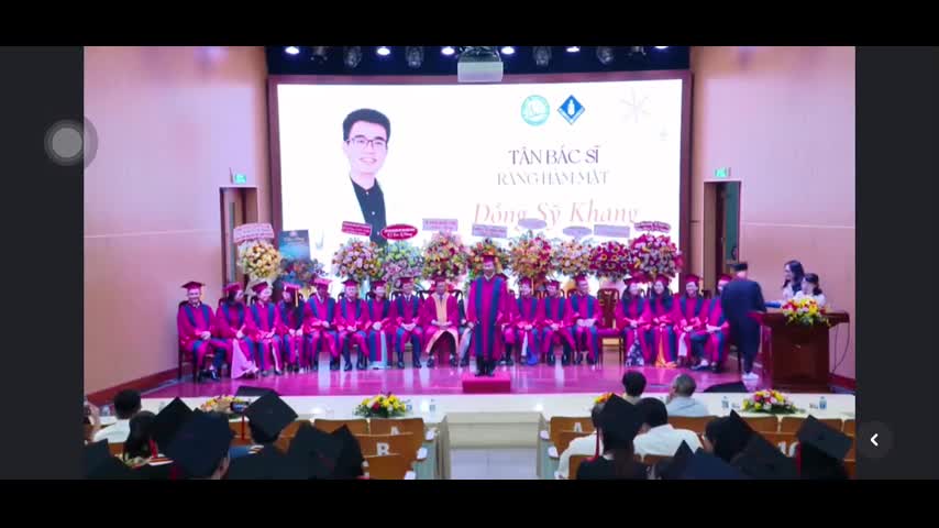Video t&acirc;n b&aacute;c sĩ TP.HCM bế con trai nhận bằng tốt nghiệp g&acirc;y b&atilde;o mạng x&atilde; hội - Ảnh 4.