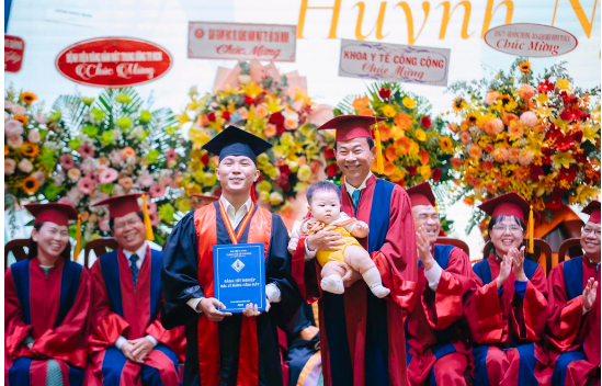 Video t&acirc;n b&aacute;c sĩ TP.HCM bế con trai nhận bằng tốt nghiệp g&acirc;y b&atilde;o mạng x&atilde; hội - Ảnh 2.