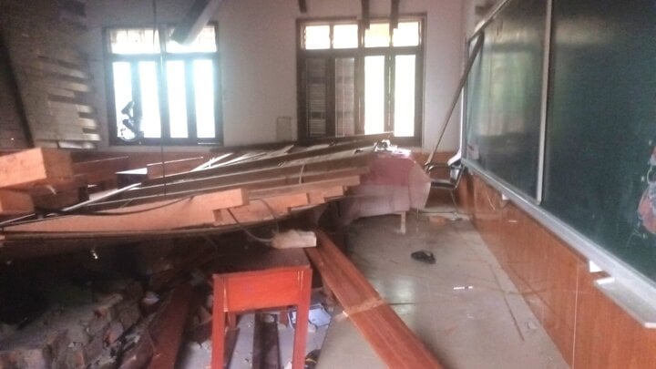 Hiện trường sập trần gỗ lớp học ở Nghệ An, 2 học sinh cấp cứu - Ảnh 3.