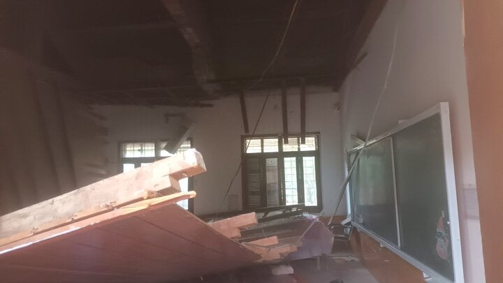 Hiện trường sập trần gỗ lớp học ở Nghệ An, 2 học sinh cấp cứu - Ảnh 4.