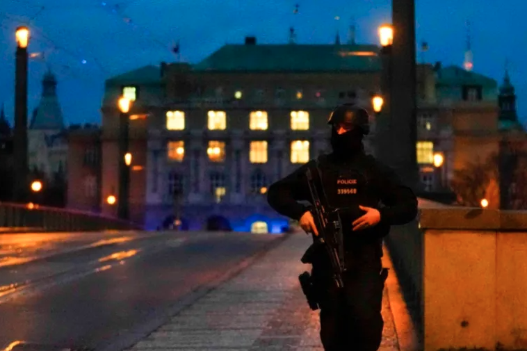 Ít nhất 14 người thiệt mạng trong vụ xả súng tại trường đại học Praha, CH Czech tổ chức quốc tang - Ảnh 2.