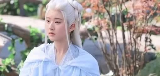 Triệu Lộ Tư "copy" tạo hình xấu một thời của Địch Lệ Nhiệt Ba nhưng có bị "phong ấn" nhan sắc như đàn chị? - Ảnh 2. Triệu Lộ Tư "copy" tạo hình xấu một thời của Địch Lệ Nhiệt Ba nhưng có bị "phong ấn" nhan sắc như đàn chị? - Ảnh 2.