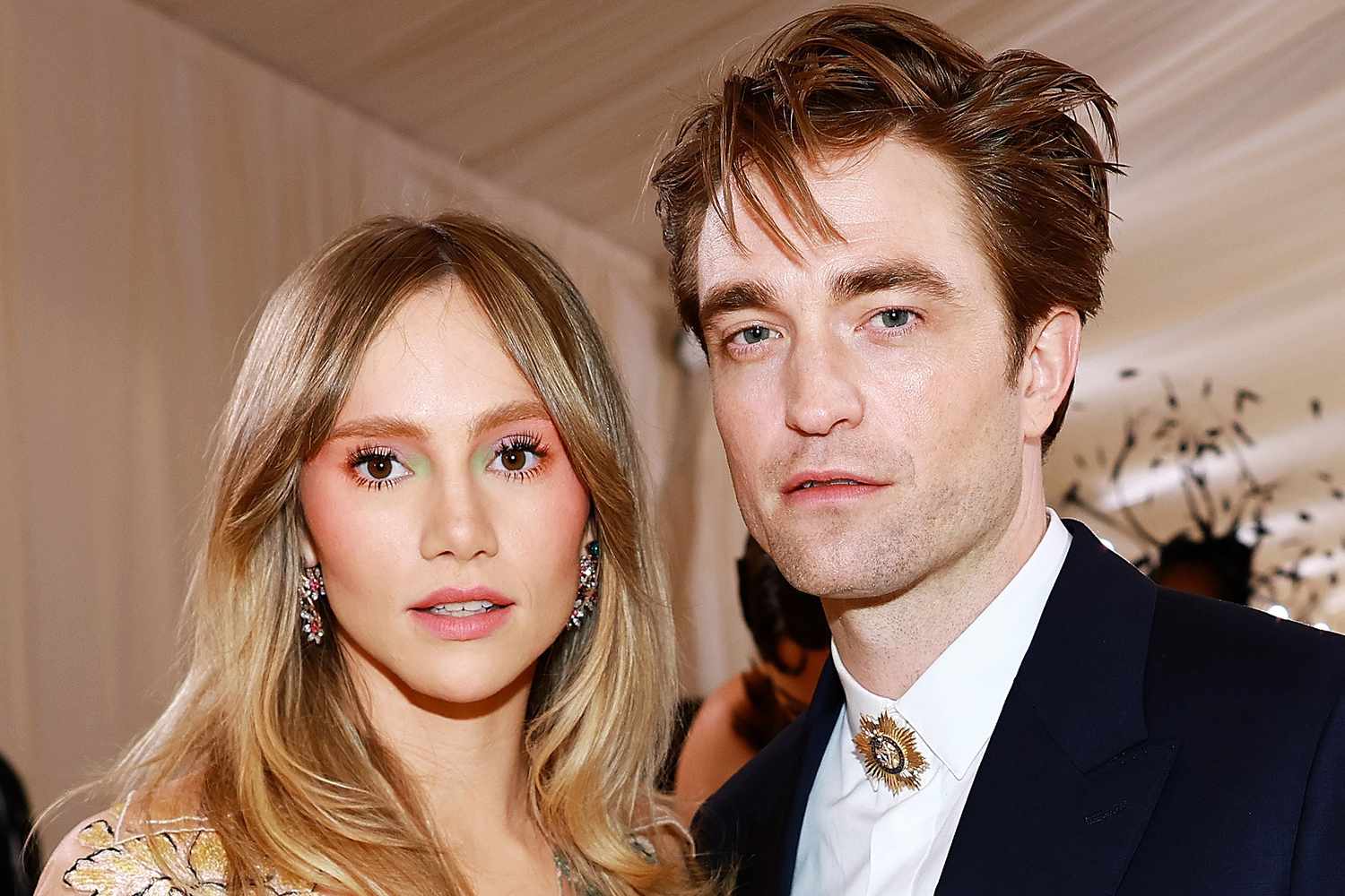 Robert Pattinson đã đính hôn, nàng mẫu Suki Waterhouse khoe luôn nhẫn kim cương khủng?- Ảnh 3.