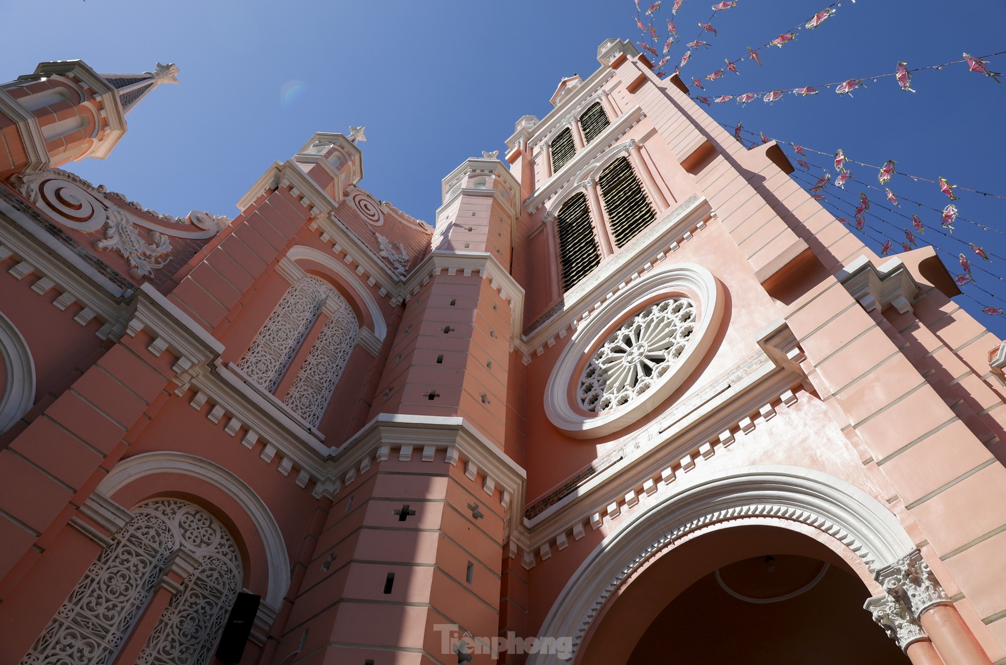 Chiêm ngưỡng kiến trúc nhà thờ màu hồng độc nhất ở TPHCM vừa lọt top điểm đến đẹp nhất thế giới - Ảnh 2.