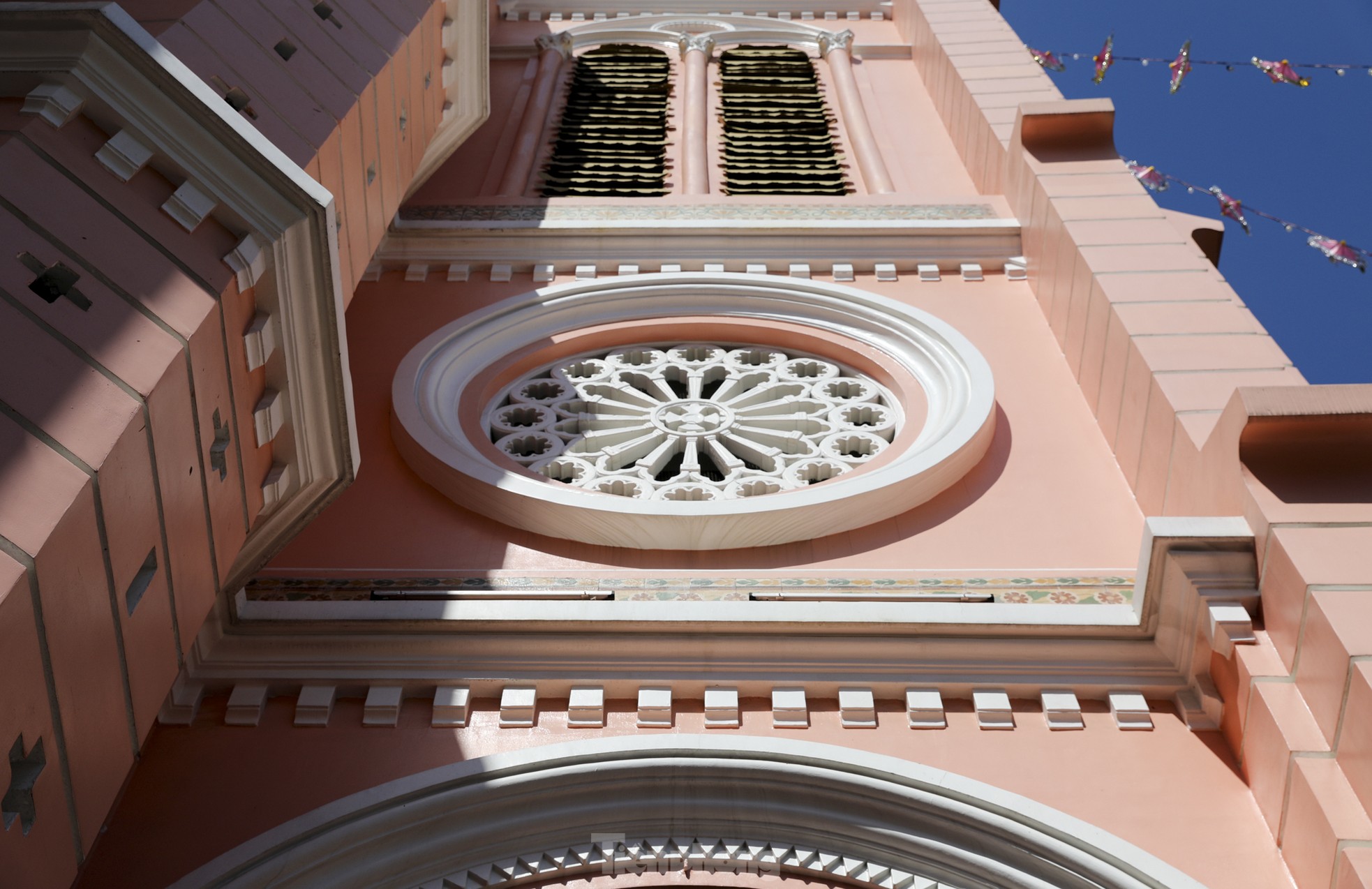 Chiêm ngưỡng kiến trúc nhà thờ màu hồng độc nhất ở TPHCM vừa lọt top điểm đến đẹp nhất thế giới - Ảnh 3.
