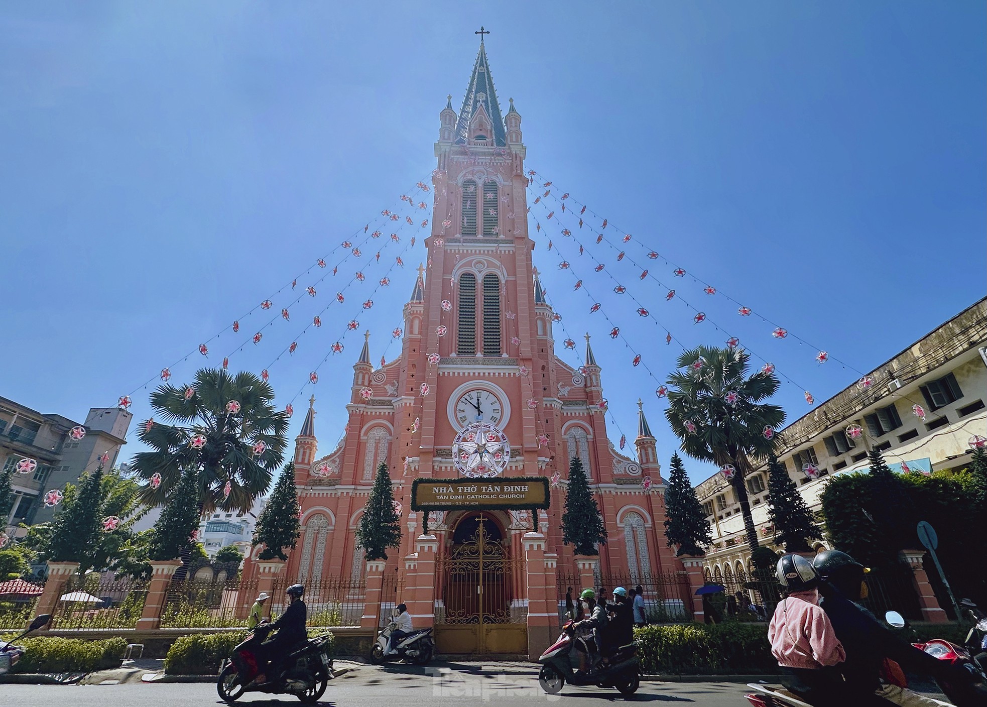 Chiêm ngưỡng kiến trúc nhà thờ màu hồng độc nhất ở TPHCM vừa lọt top điểm đến đẹp nhất thế giới - Ảnh 1.