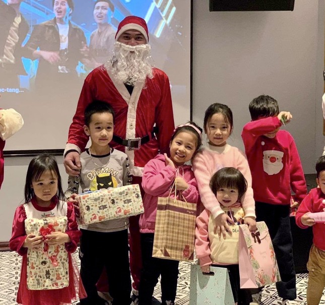 Dịch vụ ông già Noel kiếm tiền triệu, quá tải trước Giáng sinh - Ảnh 2. Dịch vụ ông già Noel kiếm tiền triệu, quá tải trước Giáng sinh - Ảnh 2.