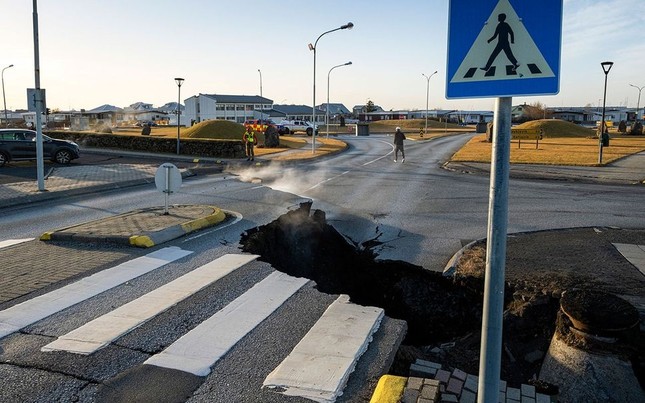 Những bức ảnh kinh hoàng về núi lửa phun trào tại Iceland - Ảnh 7.