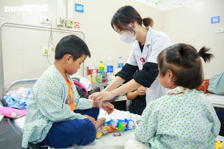 Trời rét đậm, nhiều trẻ nhập viện vì bệnh hô hấp - Ảnh 3.