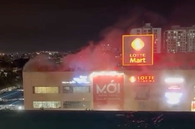 Cháy trong siêu thị Lotte TPHCM, 1.000 người hốt hoảng tháo chạy - Ảnh 2.