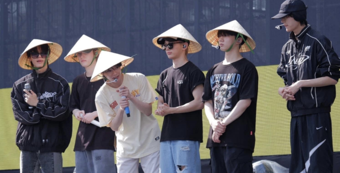 TEMPEST đội nón lá, Hanbin mang áo &quot;Sài Gòn&quot; hát nhảy cực nhiệt tại tổng duyệt Hò Dô 2023 - Ảnh 1.