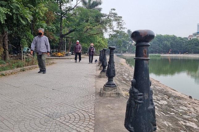 Hà Nội: Công viên mới được đầu tư hơn chục tỷ để tu bổ trở thành nơi đổ rác, trồng rau - Ảnh 1.