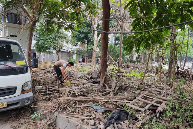 Hà Nội: Công viên mới được đầu tư hơn chục tỷ để tu bổ trở thành nơi đổ rác, trồng rau - Ảnh 15.