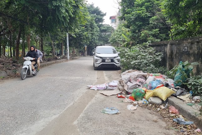 Hà Nội: Công viên mới được đầu tư hơn chục tỷ để tu bổ trở thành nơi đổ rác, trồng rau - Ảnh 16.