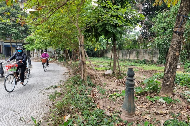 Hà Nội: Công viên mới được đầu tư hơn chục tỷ để tu bổ trở thành nơi đổ rác, trồng rau - Ảnh 8.