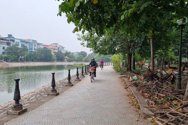 Hà Nội: Công viên mới được đầu tư hơn chục tỷ để tu bổ trở thành nơi đổ rác, trồng rau - Ảnh 2.