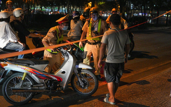 Liên hoan cuối năm lỡ uống rượu bia, gặp CSGT &quot;chơi chiêu&quot; xuống xe dắt bộ liệu có thoát phạt?- Ảnh 2.