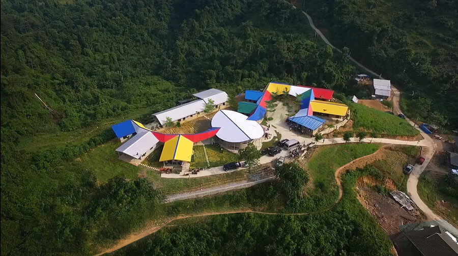 Nằm cheo leo trên đỉnh núi một huyện nghèo ở Việt Nam, trường tiểu học này gây ấn tượng mạnh vì quá XINH ĐẸP!- Ảnh 2.