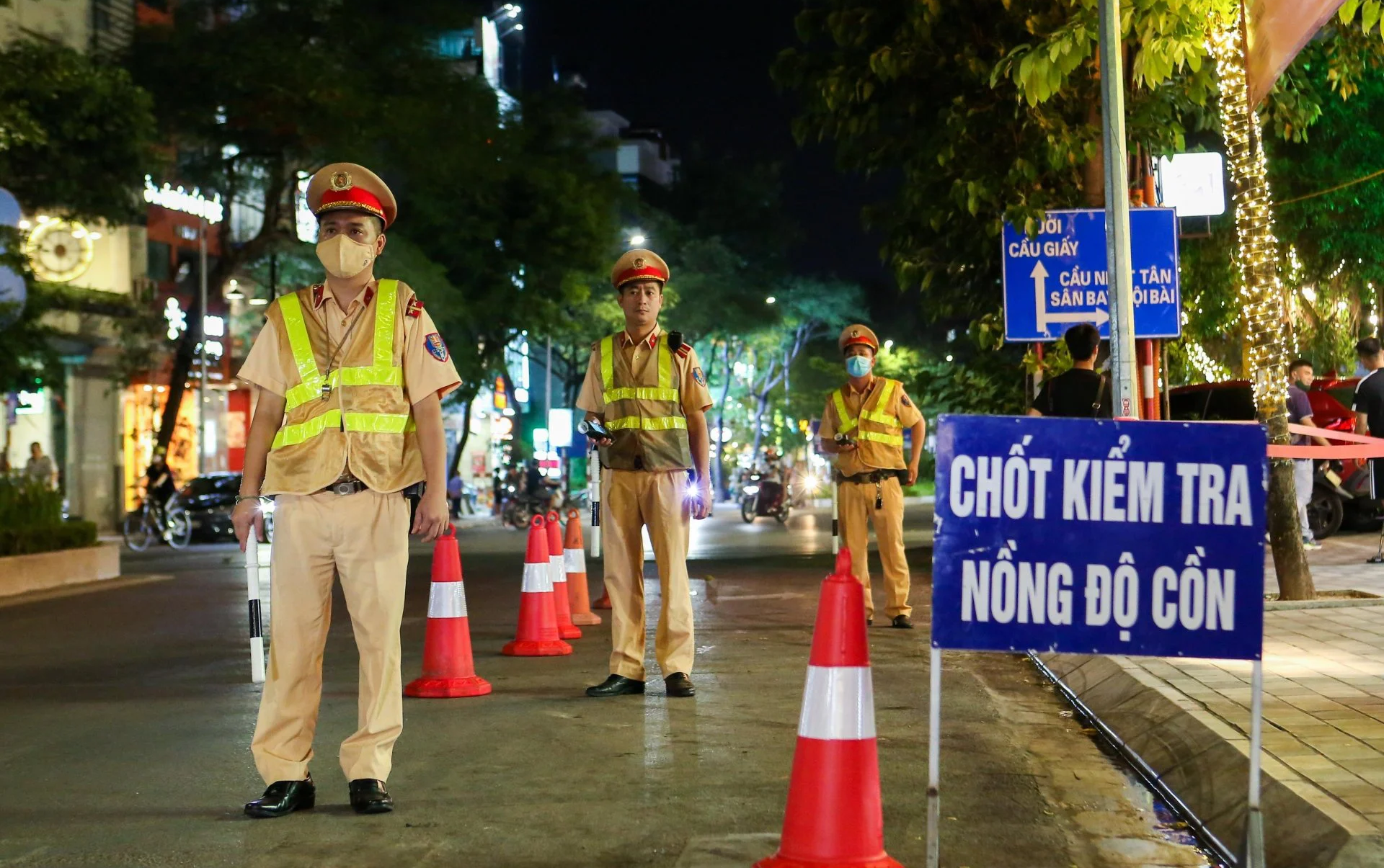 Liên hoan cuối năm lỡ uống rượu bia, gặp CSGT &quot;chơi chiêu&quot; xuống xe dắt bộ liệu có thoát phạt?- Ảnh 1.