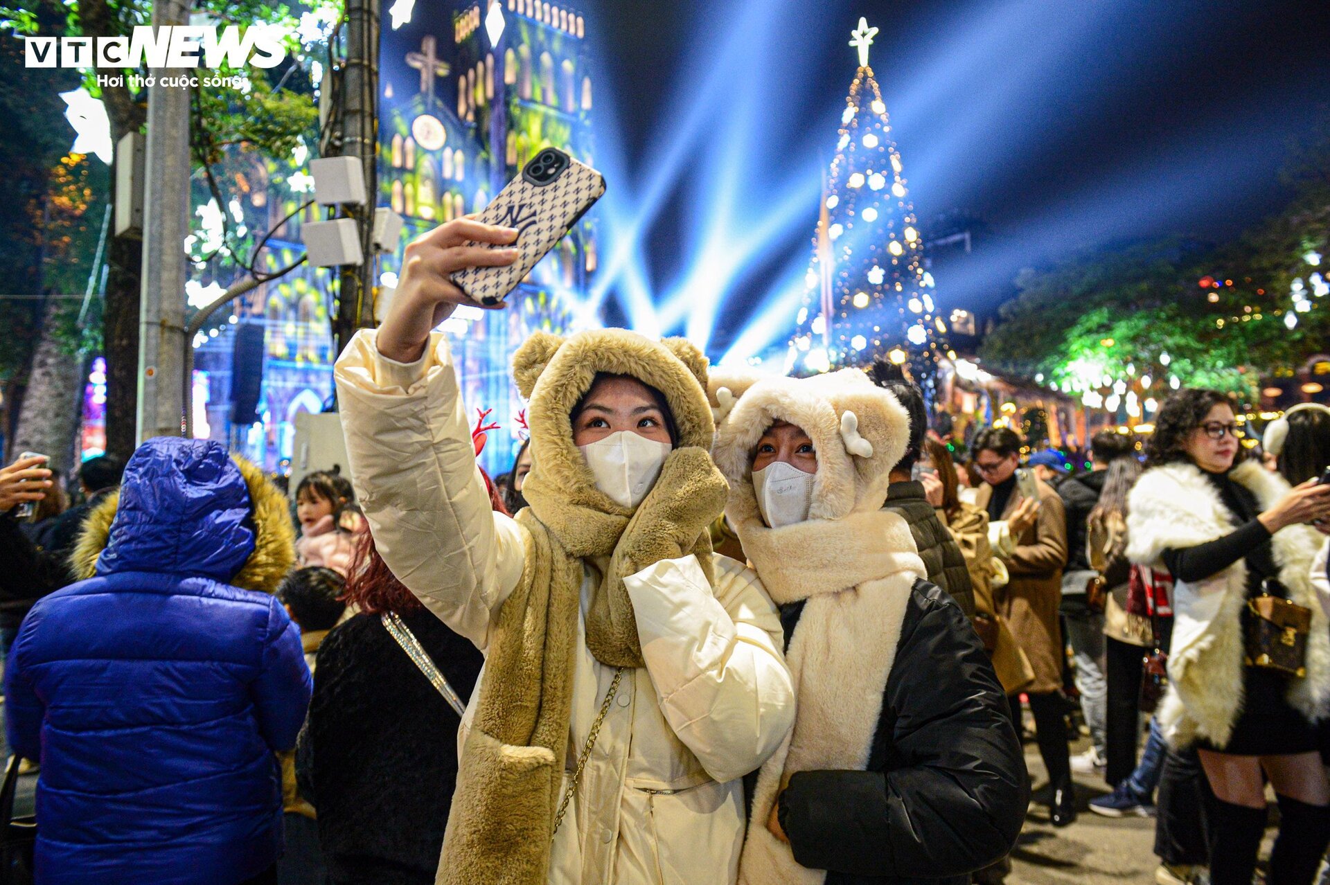 Đêm Noel 2023: Hà Nội lạnh, Nhà thờ Lớn đông nghịt người đón lễ - Ảnh 10.