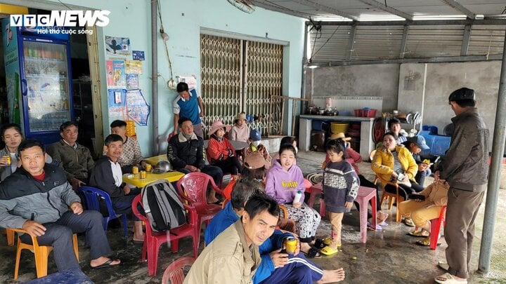 5 ngư dân Phú Yên mất tích: Người cha khắc khoải hướng về biển, đợi con trở về - Ảnh 3. 5 ngư dân Phú Yên mất tích: Người cha khắc khoải hướng về biển, đợi con trở về - Ảnh 3.