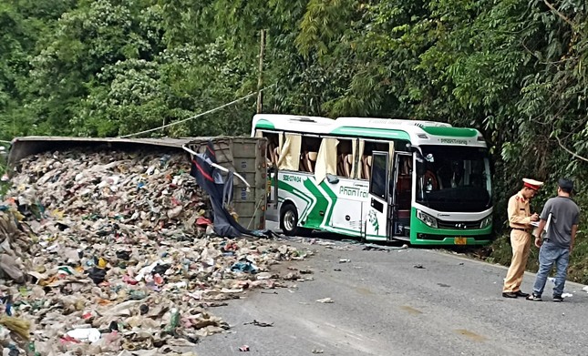 Xe tải t&ocirc;ng kh&aacute;ch tr&ecirc;n đ&egrave;o Bảo Lộc, 4 du kh&aacute;ch nước ngo&agrave;i bị thương - Ảnh 1.
