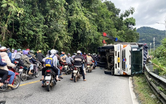 Xe tải t&ocirc;ng kh&aacute;ch tr&ecirc;n đ&egrave;o Bảo Lộc, 4 du kh&aacute;ch nước ngo&agrave;i bị thương - Ảnh 3.