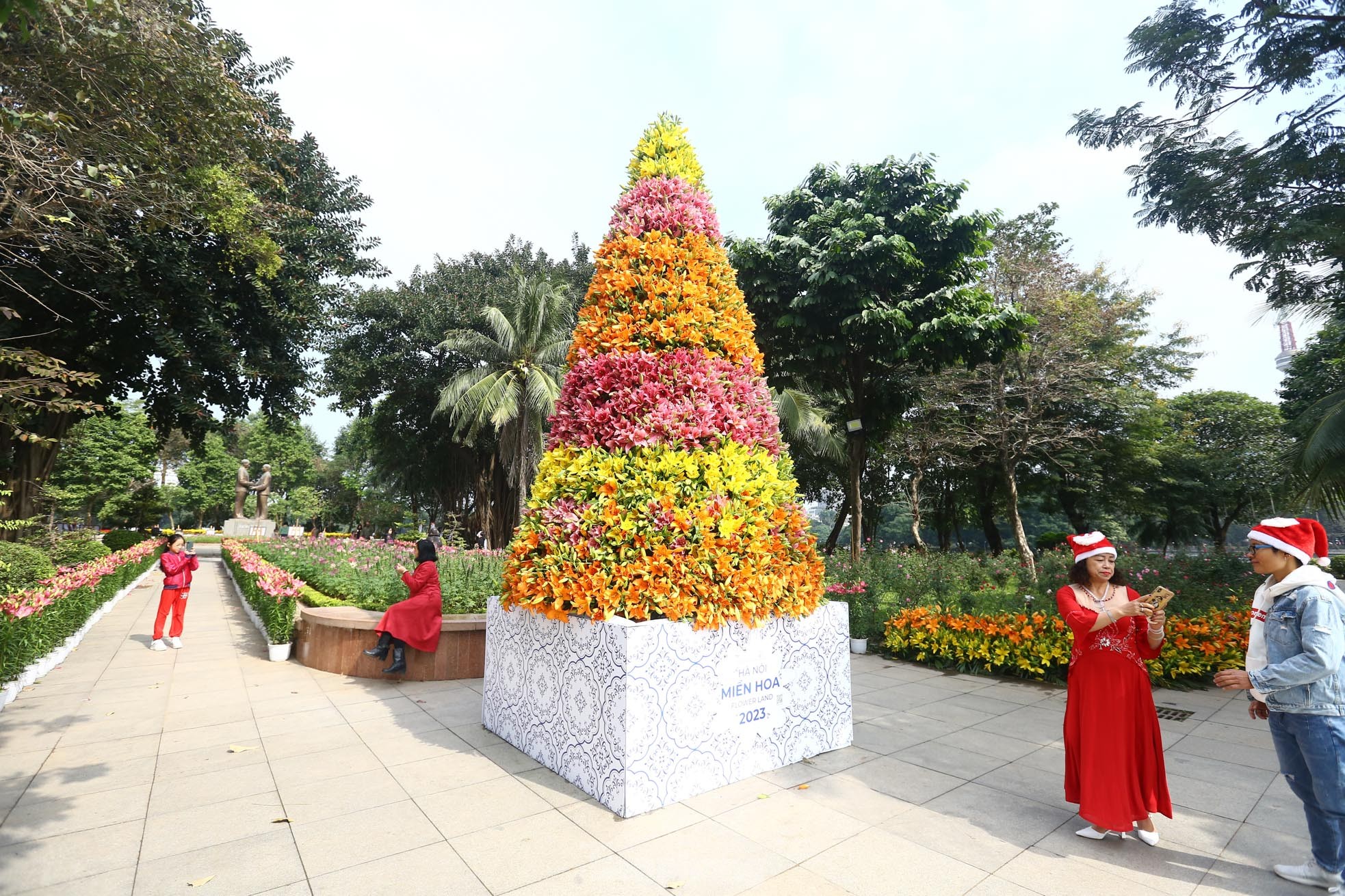 Cận cảnh cây thông Noel 'độc nhất' làm từ 2.000 cành hoa ly ở Hà Nội - Ảnh 11.