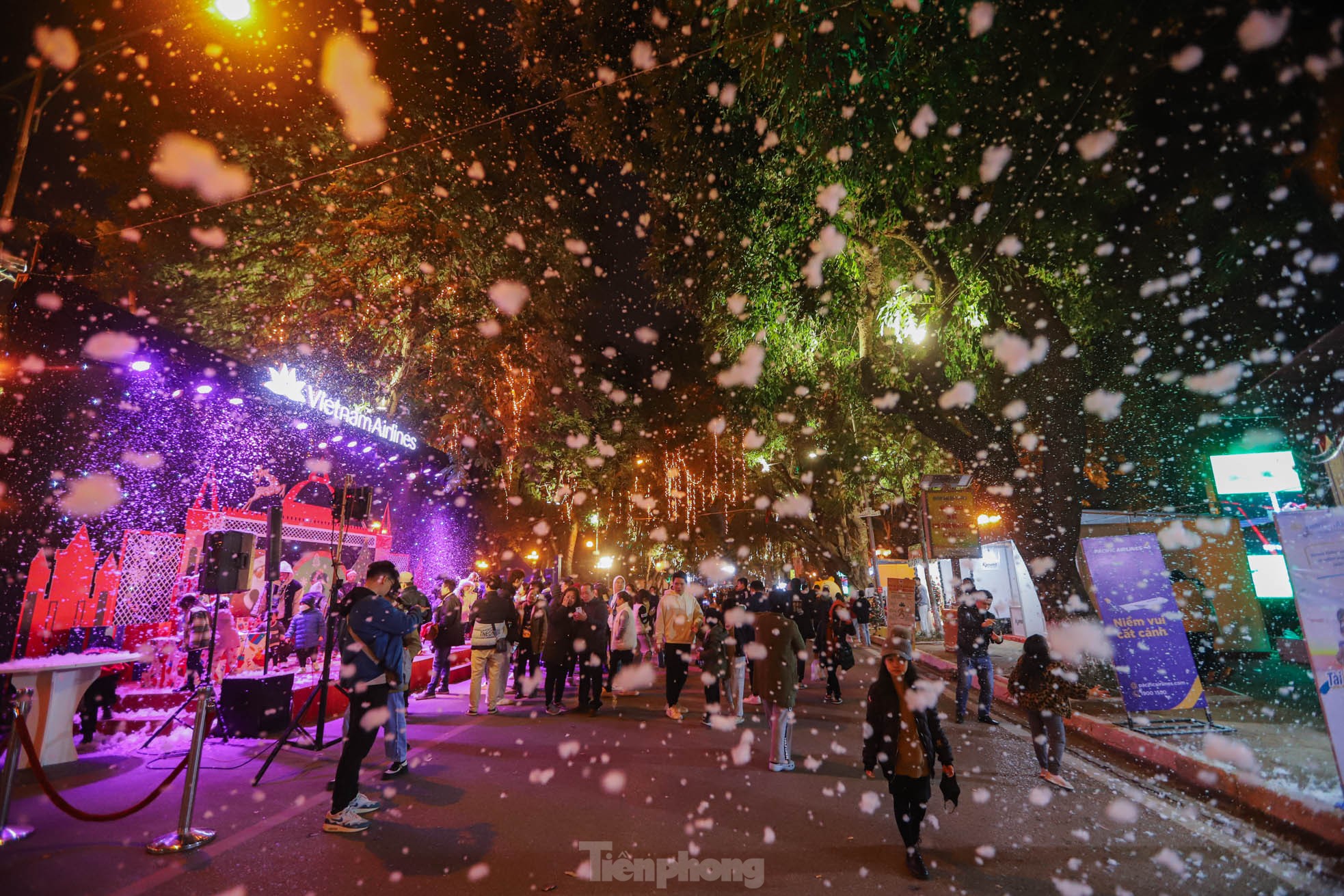 Người dân Hà Nội ngắm tuyết rơi đón Giáng sinh trên phố đi bộ - Ảnh 5.