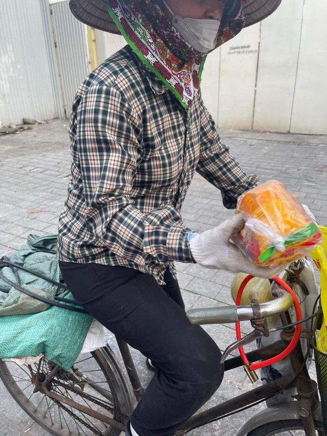 Những '&ocirc;ng b&agrave; gi&agrave; Noel' l&agrave;m ấm phố đ&ecirc;m - Ảnh 4.