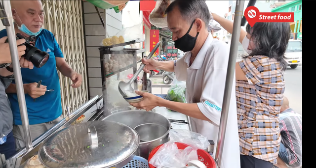 Xe hủ tiếu độc lạ Sài Gòn, bán 30 năm không bao giờ rửa tô tại chỗ, khách &quot;chịu khổ&quot; để được ăn ngon - Ảnh 1.